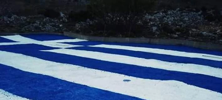 Ζωγράφισαν πελώρια ελληνική σημαία στα Σφακιά 600 τ.μ (εικόνες)